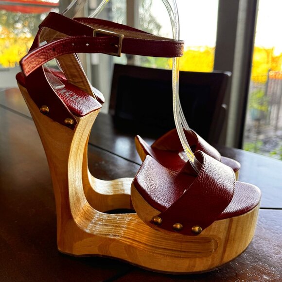 Kwui Calcados Brazil Shoes - Awesome Red Leather Kwui Calcados Cutout Wood Platform Wedges. NWOB US 8.5